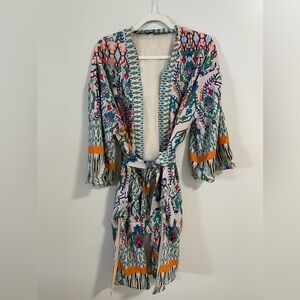 Like new condition. Lined kimono with pockets and tie around waist. Knee length